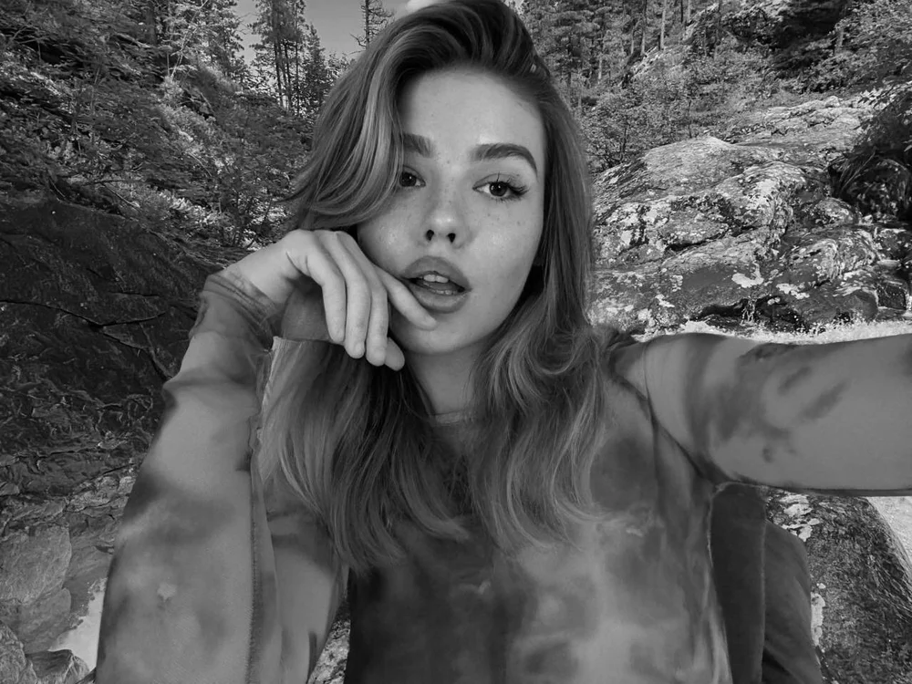 Anna_Robinson is live now