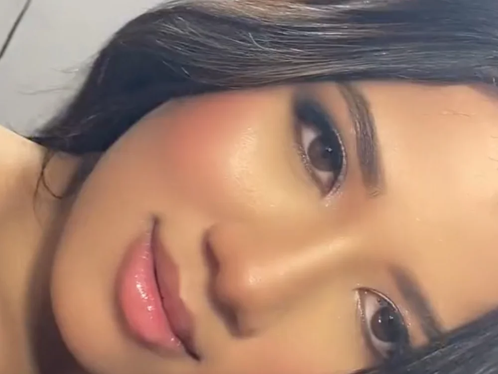 morenahhwy is live now