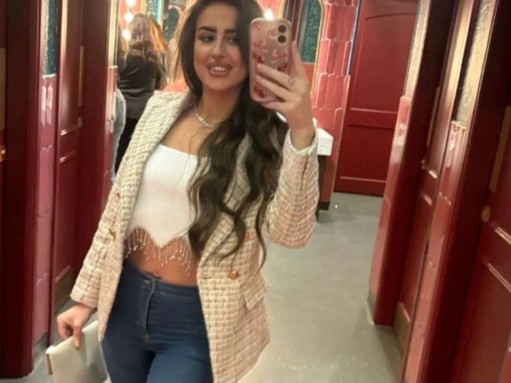 Chloewhiteex is live now