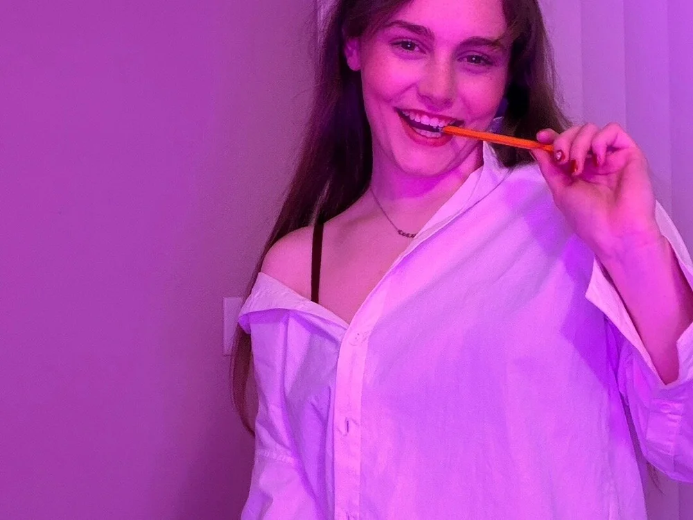 julia4thewin is live now