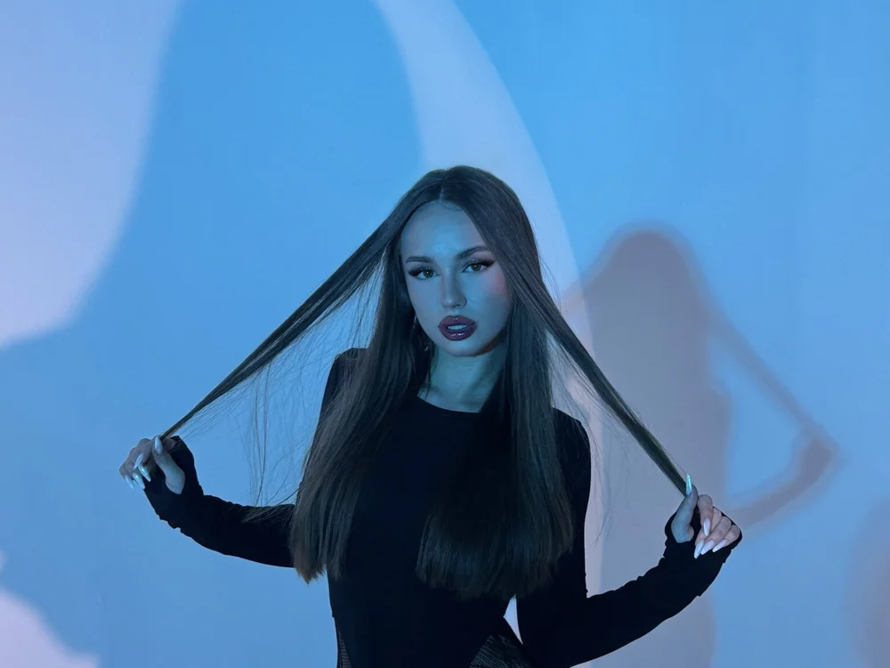 LushMirai is live now