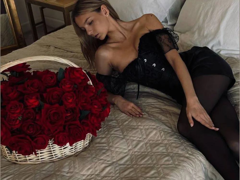 Anneta_Hart is live now