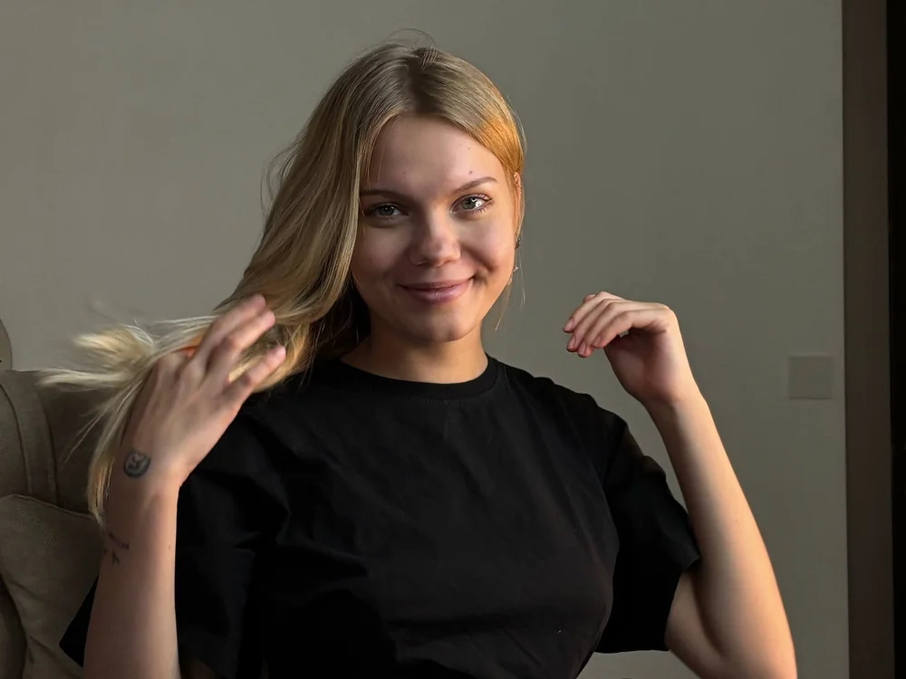 InesPiek is live now