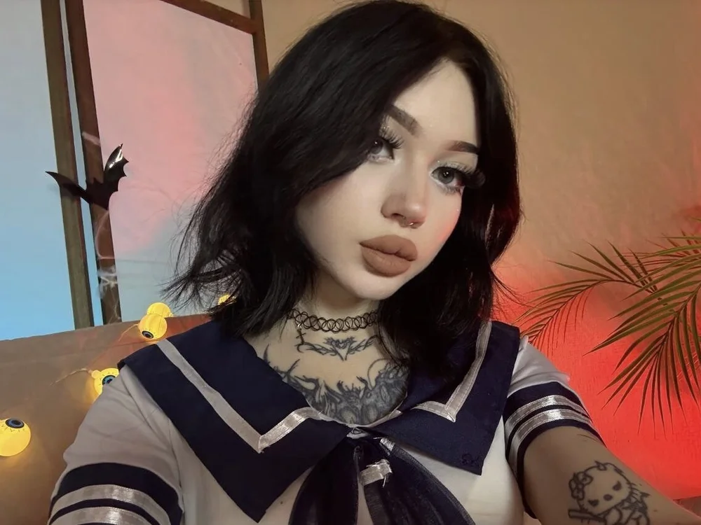 Emma_Kirks is live now