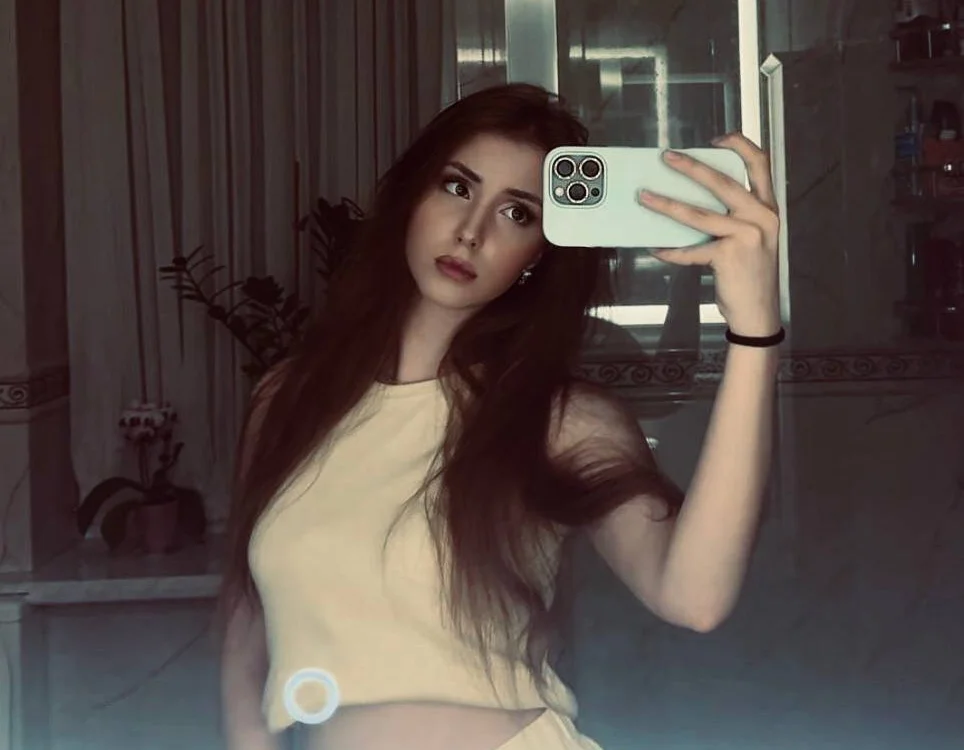 Vivienn_Moon is live now